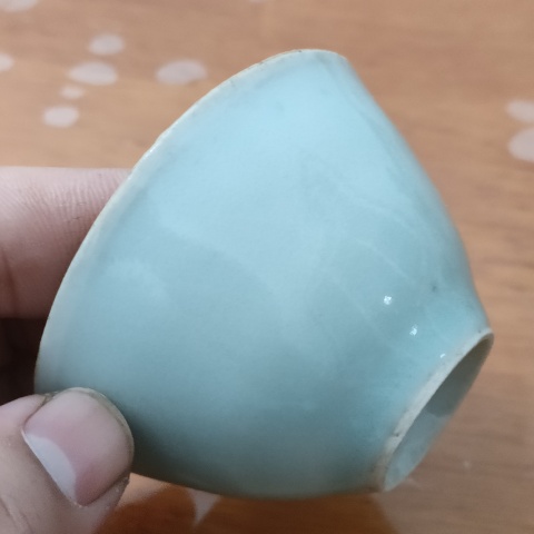 古玩陶瓷清中期,豆青釉尚品仰鐘杯拍賣,當前價格190元