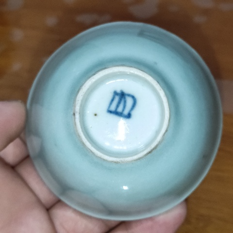 古玩陶瓷清中期,豆青釉尚品仰鐘杯拍賣,當前價格190元