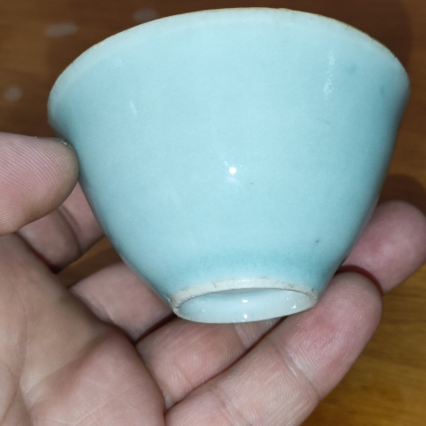 古玩陶瓷清中期,豆青釉尚品仰鐘杯拍賣,當前價格190元