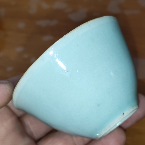 古玩陶瓷清中期,豆青釉尚品仰鐘杯拍賣,當前價格190元