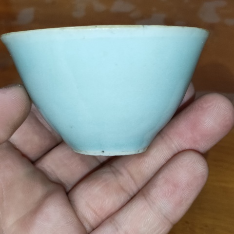 古玩陶瓷清中期,豆青釉尚品仰鐘杯拍賣,當前價格190元