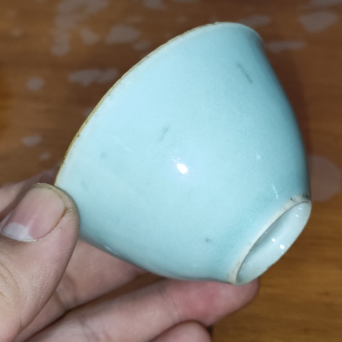 古玩陶瓷清中期,豆青釉尚品仰鐘杯拍賣,當前價格190元