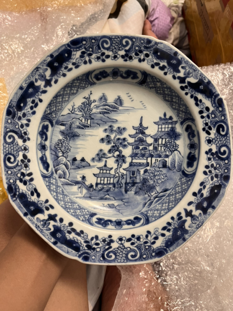 古玩陶瓷清乾隆·青花山水人物樓閣紋八方盤拍賣,當(dāng)前價格1999元