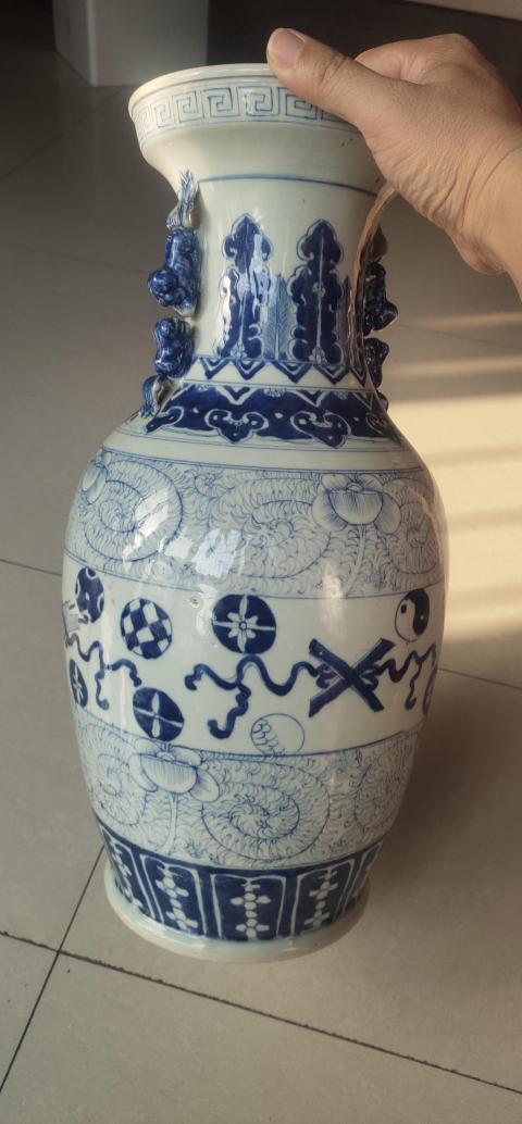 古玩陶瓷80年代青花淡描花卉八寶紋盤口瓶拍賣，當前價格500元