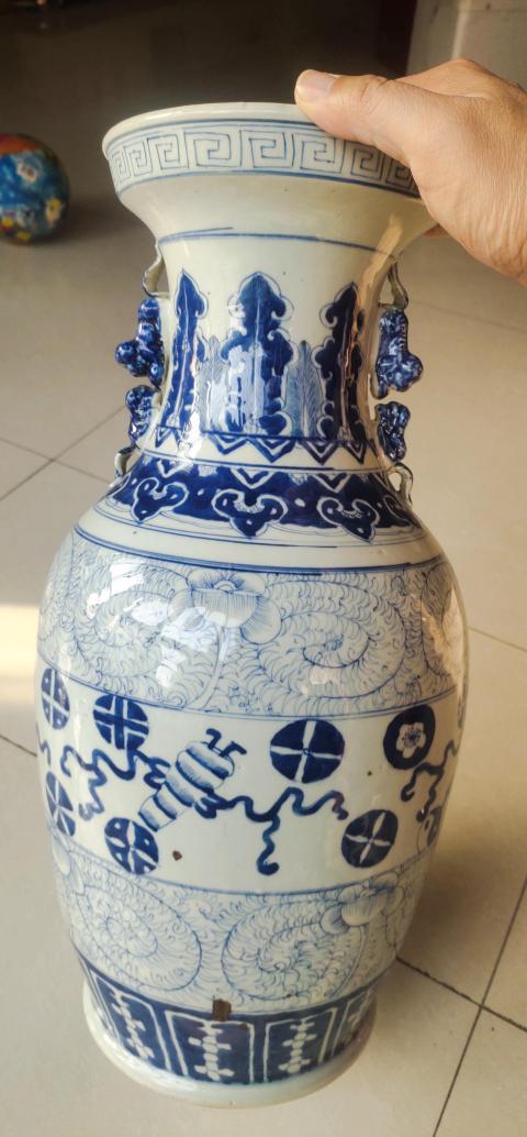 古玩陶瓷80年代青花淡描花卉八寶紋盤口瓶拍賣，當前價格500元