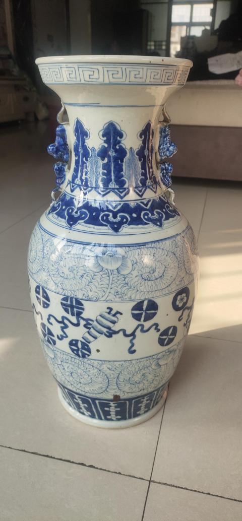 古玩陶瓷80年代青花淡描花卉八寶紋盤口瓶拍賣，當前價格500元