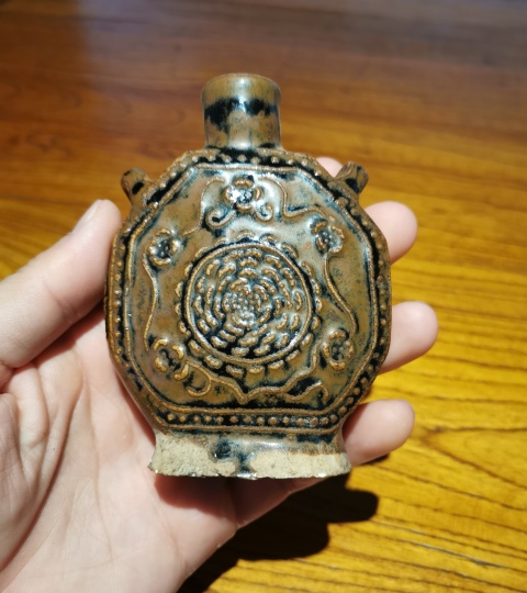 古玩陶瓷清代黑褐釉窯變印花雙系八方小扁瓶拍賣，當前價格1880元