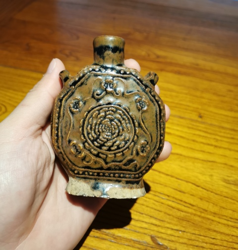 古玩陶瓷清代黑褐釉窯變印花雙系八方小扁瓶拍賣，當前價格1880元
