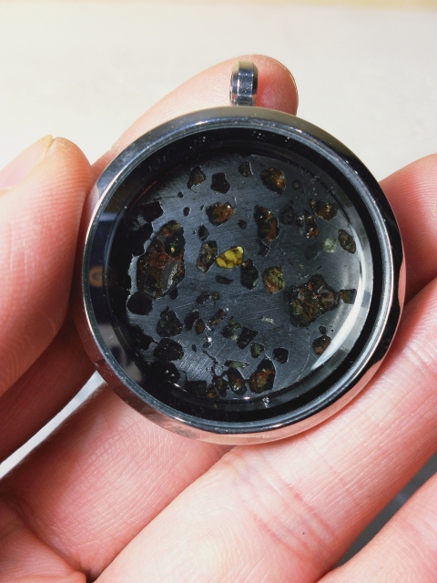 古玩雜項橄欖隕石掛件拍賣,當前價格399元