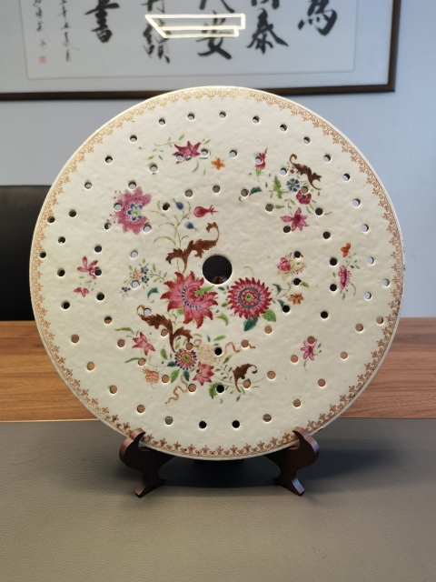 古玩陶瓷乾隆粉彩花卉紋鏤空瓷板拍賣，當(dāng)前價(jià)格3200元