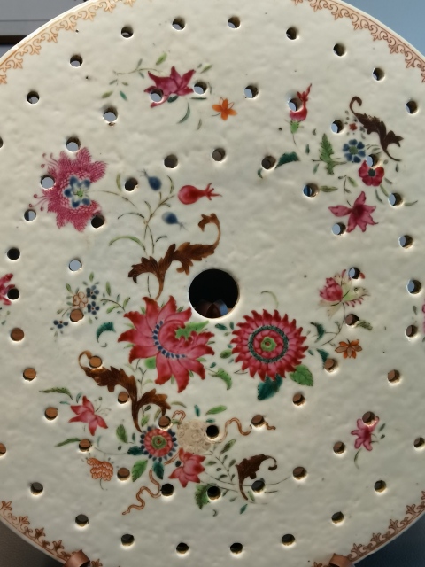 古玩陶瓷乾隆粉彩花卉紋鏤空瓷板拍賣，當(dāng)前價(jià)格3200元