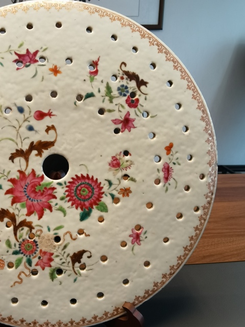 古玩陶瓷乾隆粉彩花卉紋鏤空瓷板拍賣，當(dāng)前價(jià)格3200元
