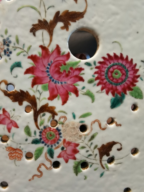 古玩陶瓷乾隆粉彩花卉紋鏤空瓷板拍賣，當(dāng)前價(jià)格3200元