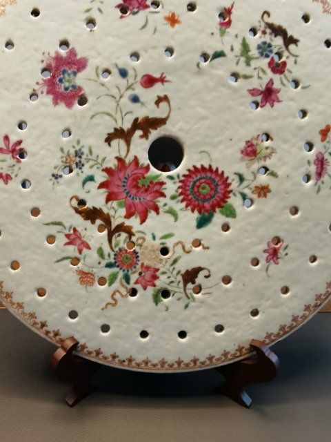 古玩陶瓷乾隆粉彩花卉紋鏤空瓷板拍賣，當(dāng)前價(jià)格3200元