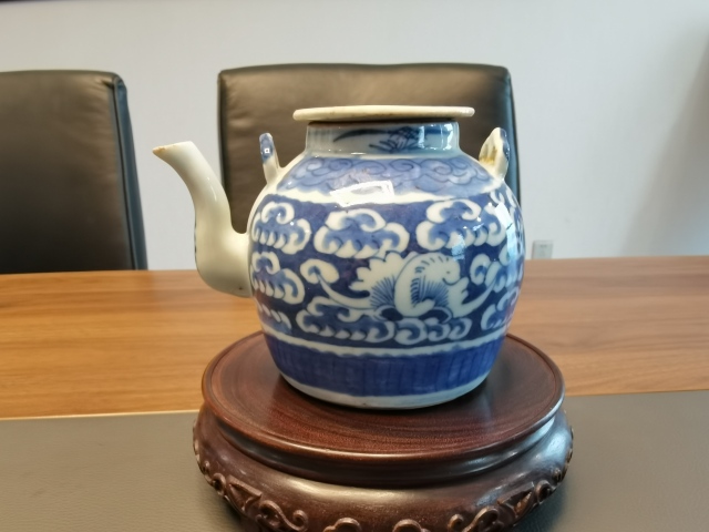 古玩陶瓷青花留白云蝠紋提梁壺拍賣，當前價格980元