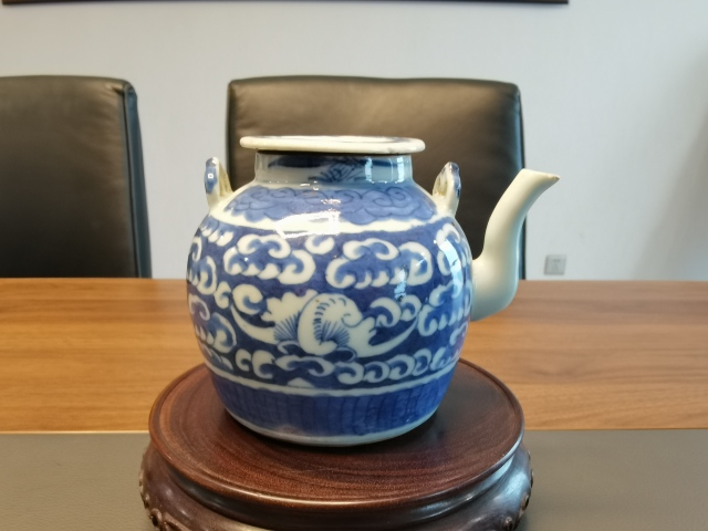 古玩陶瓷青花留白云蝠紋提梁壺拍賣，當前價格980元