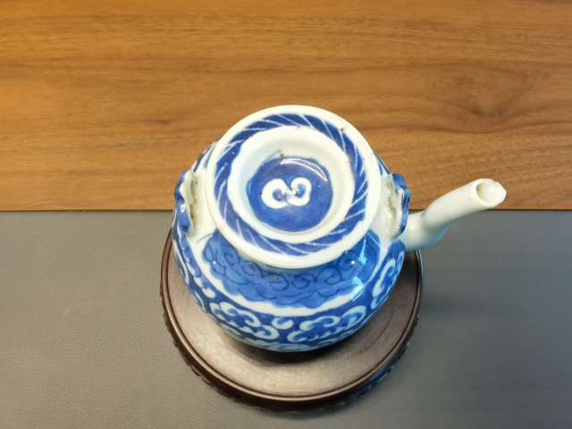 古玩陶瓷青花留白云蝠紋提梁壺拍賣，當前價格980元