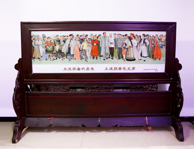 古玩陶瓷新粉彩貼花人物圖瓷板拍賣(mài)，當(dāng)前價(jià)格300000元