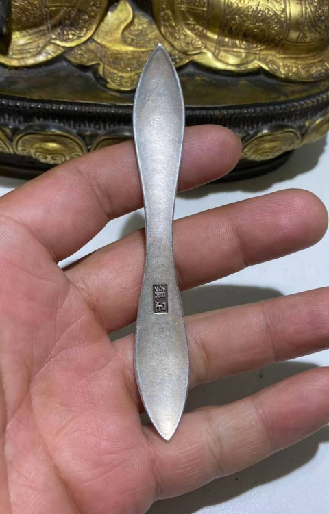 古玩雜項(xiàng)足銀款發(fā)簪贈(zèng)送筆筒一件拍賣,當(dāng)前價(jià)格180元