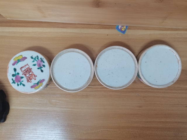 古玩陶瓷清晚期粉彩花蝶紋喜字蓋盒拍賣,當前價格1333元