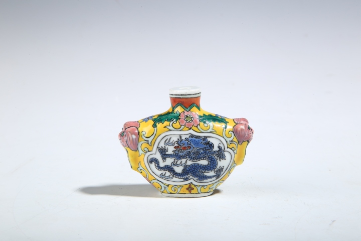 古玩陶瓷【已鑒真】黃地粉彩開窗龍紋鼻煙壺拍賣，當(dāng)前價(jià)格1800元