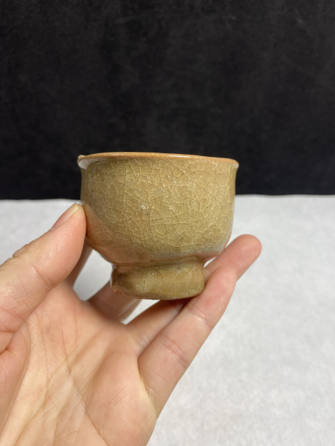 古玩陶瓷元代龍泉鱔魚黃釉冰片紋壓手杯拍賣，當前價格1980元