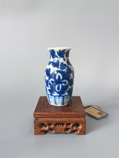 古玩陶瓷【精品】晚清·青花花卉紋撇口瓶拍賣,當(dāng)前價(jià)格1800元