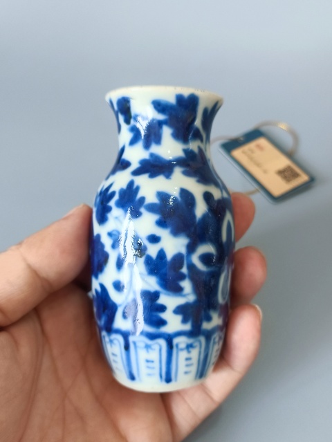 古玩陶瓷【精品】晚清·青花花卉紋撇口瓶拍賣,當(dāng)前價(jià)格1800元