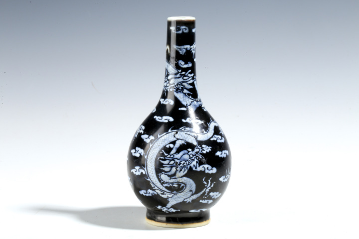 古玩陶瓷清中晚·烏金釉堆白云龍紋膽瓶拍賣,當前價格8900元