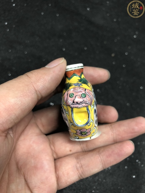 古玩陶瓷【已鑒真】黃地粉彩開窗龍紋鼻煙壺拍賣，當(dāng)前價(jià)格1800元