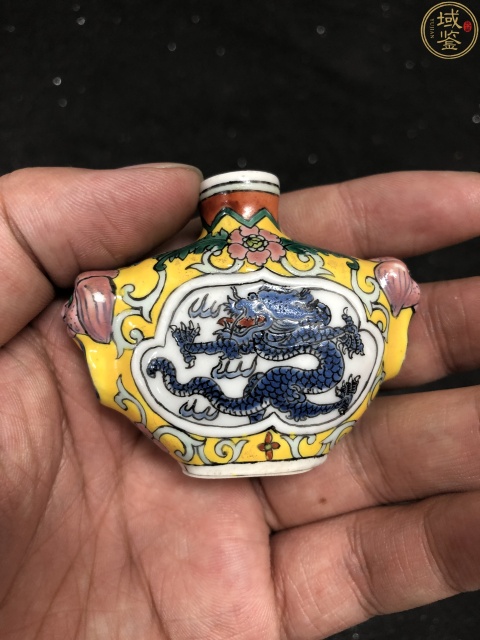 古玩陶瓷【已鑒真】黃地粉彩開窗龍紋鼻煙壺拍賣，當(dāng)前價(jià)格1800元