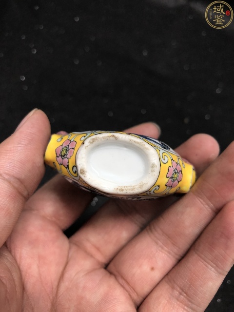 古玩陶瓷【已鑒真】黃地粉彩開窗龍紋鼻煙壺拍賣，當(dāng)前價(jià)格1800元