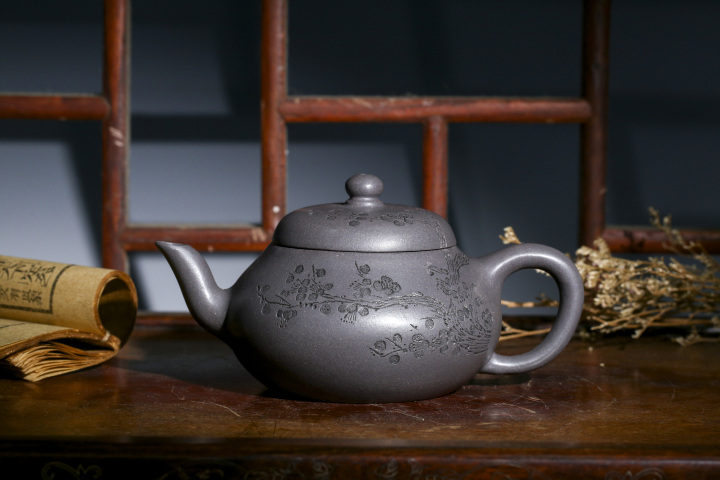 古玩陶瓷范澤峰大師制青泥梅花紋梨形壺拍賣,當前價格9999元
