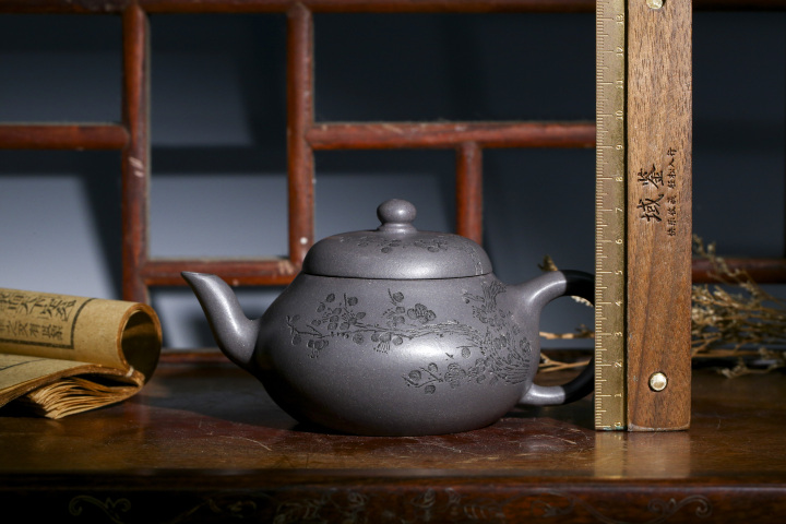 古玩陶瓷范澤峰大師制青泥梅花紋梨形壺拍賣,當前價格9999元