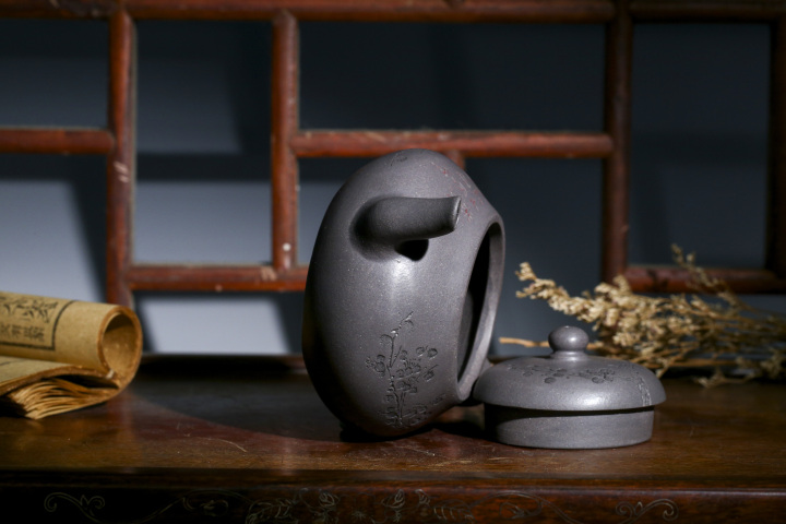 古玩陶瓷范澤峰大師制青泥梅花紋梨形壺拍賣,當前價格9999元
