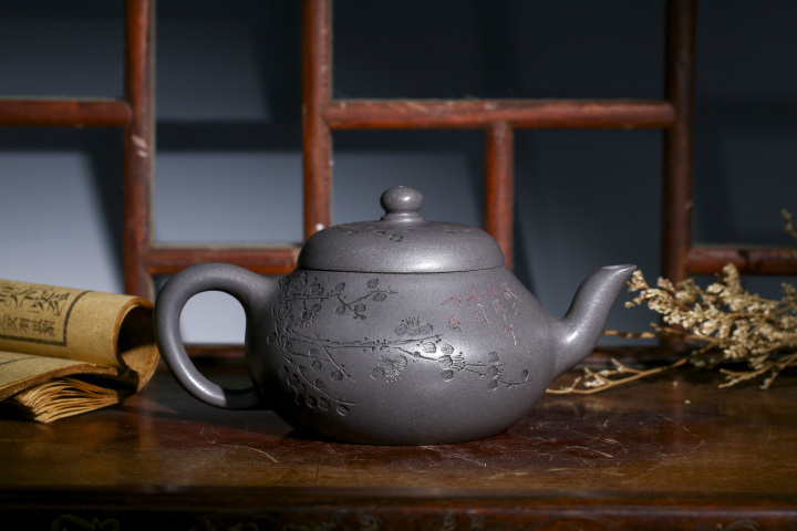 古玩陶瓷范澤峰大師制青泥梅花紋梨形壺拍賣,當前價格9999元