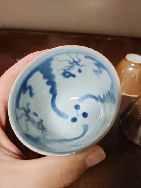 古玩陶瓷外紫金釉內青花金魚紋杯拍賣,當前價格1800元