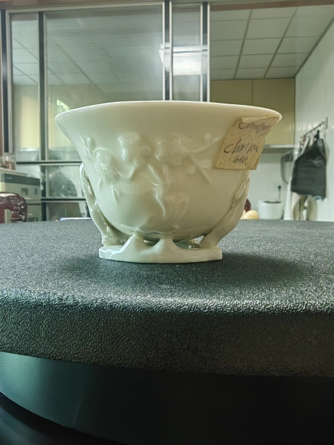 古玩陶瓷清中白釉梅花紋爵杯拍賣,當(dāng)前價(jià)格5500元