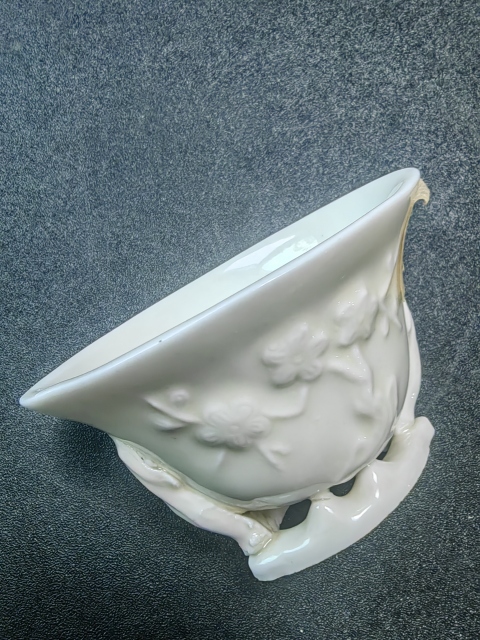 古玩陶瓷清中白釉梅花紋爵杯拍賣,當(dāng)前價(jià)格5500元