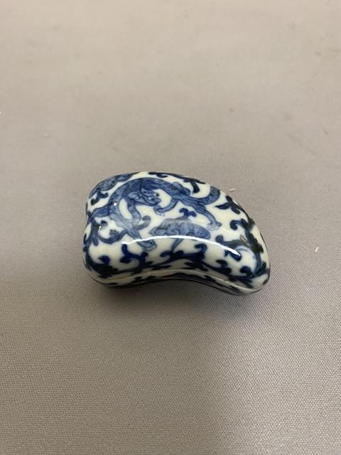 古玩陶瓷清代訂燒青花螭龍穿花葉形盒拍賣,當前價格3800元