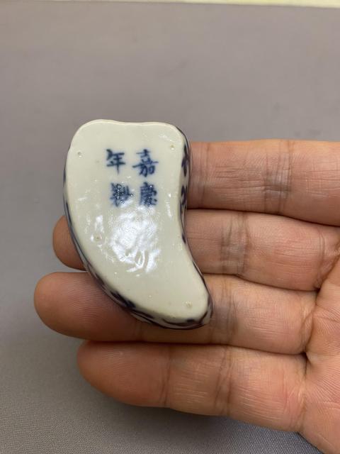 古玩陶瓷清代訂燒青花螭龍穿花葉形盒拍賣,當前價格3800元