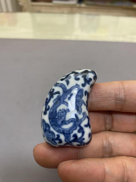 古玩陶瓷清代訂燒青花螭龍穿花葉形盒拍賣,當前價格3800元