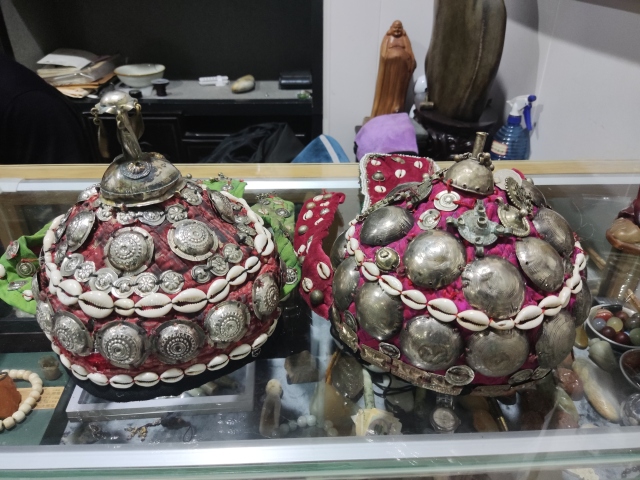 古玩雜項(xiàng)清代少數(shù)民族銀配飾 帽子男女一對(duì)拍賣，當(dāng)前價(jià)格2988元