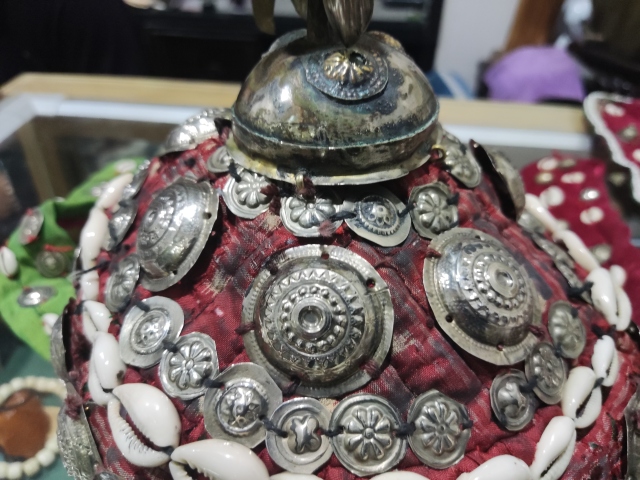 古玩雜項(xiàng)清代少數(shù)民族銀配飾 帽子男女一對(duì)拍賣，當(dāng)前價(jià)格2988元