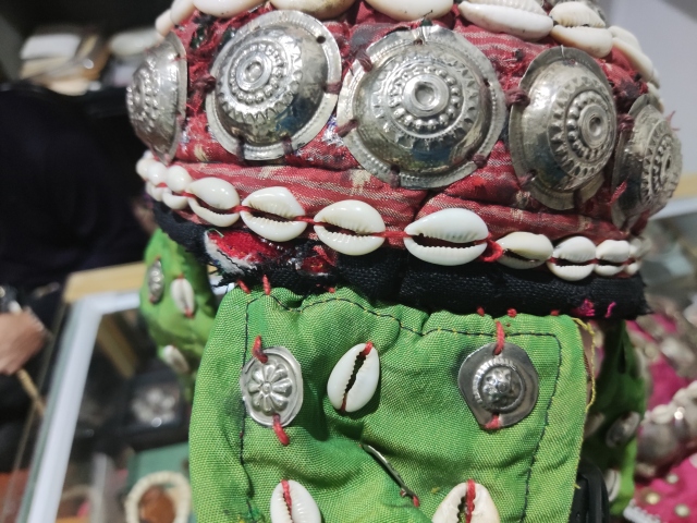古玩雜項(xiàng)清代少數(shù)民族銀配飾 帽子男女一對(duì)拍賣，當(dāng)前價(jià)格2988元