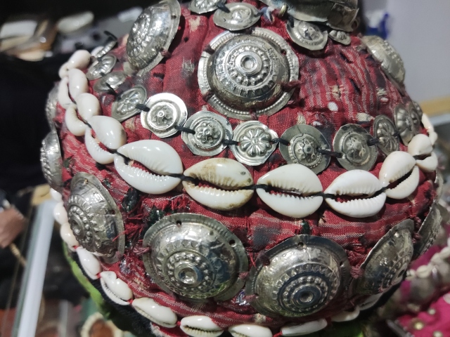 古玩雜項(xiàng)清代少數(shù)民族銀配飾 帽子男女一對(duì)拍賣，當(dāng)前價(jià)格2988元