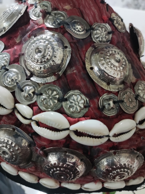 古玩雜項(xiàng)清代少數(shù)民族銀配飾 帽子男女一對(duì)拍賣，當(dāng)前價(jià)格2988元