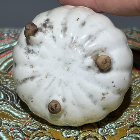 古玩陶瓷白釉瓜棱型水盂(帶保真卡)拍賣,當前價格128元