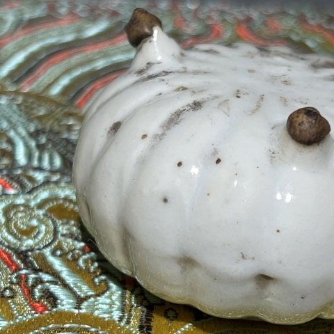 古玩陶瓷白釉瓜棱型水盂(帶保真卡)拍賣,當前價格128元