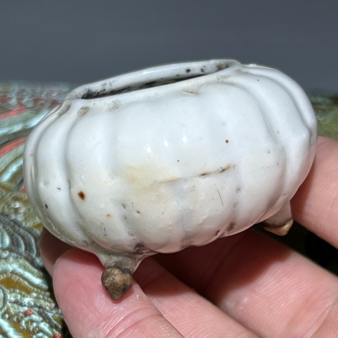 古玩陶瓷白釉瓜棱型水盂(帶保真卡)拍賣,當前價格128元
